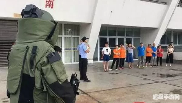 带着小包的可疑人士